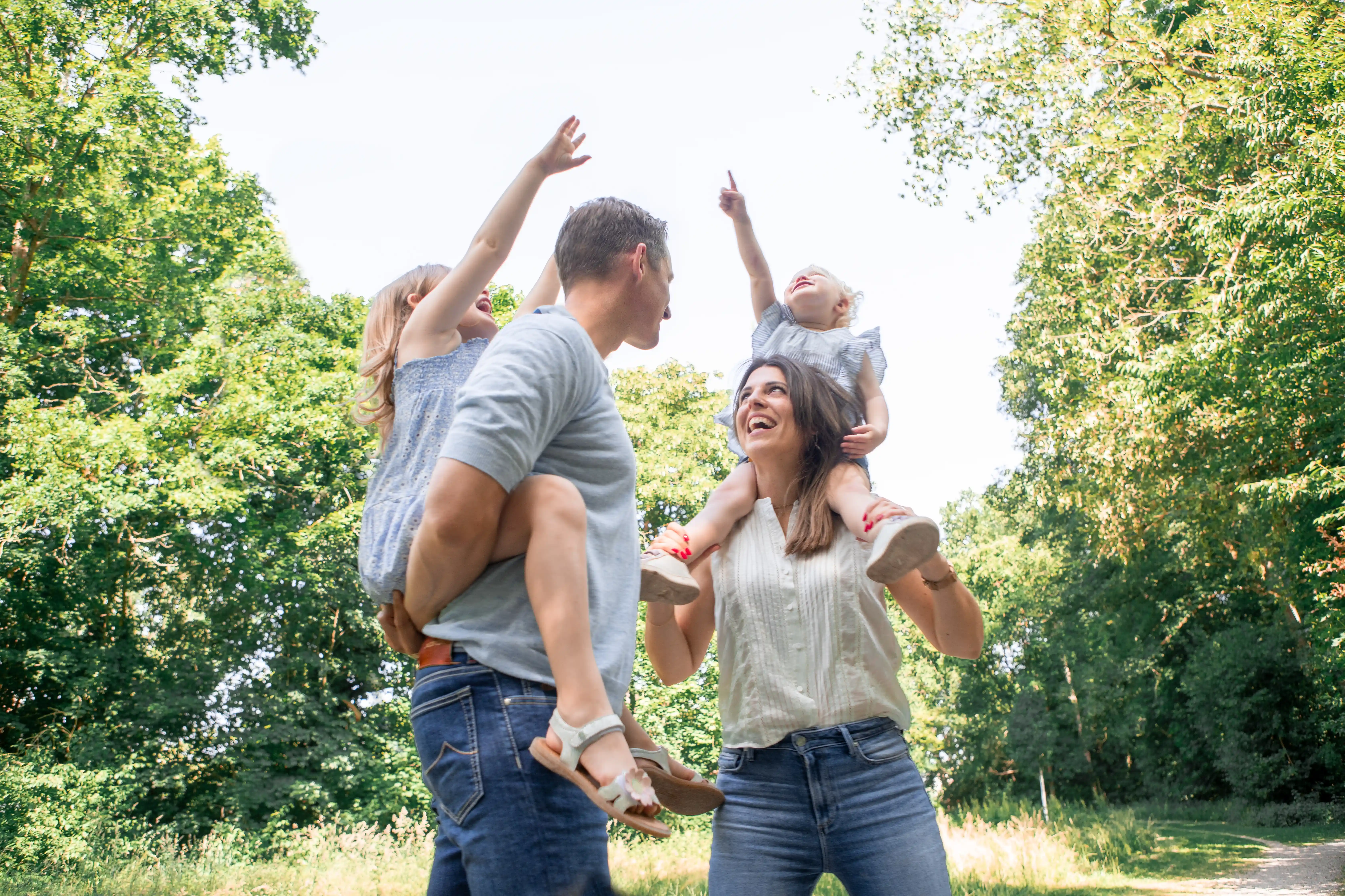 Familie in warmer Atmosphäre – ZAIYA für bewusste Elternschaft